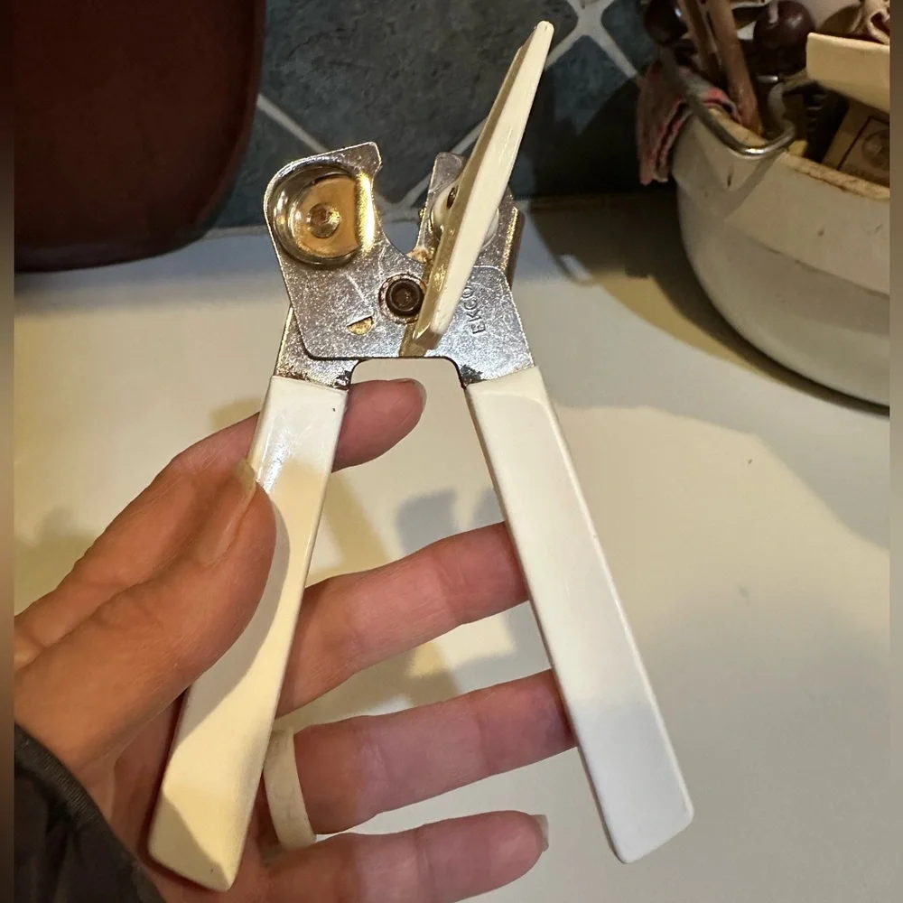 VTG EKCO MANUAL CAN OPENER WHITE HANDLED 6” TRAVEL HANDY PORTABLE KITCHEN TOOL